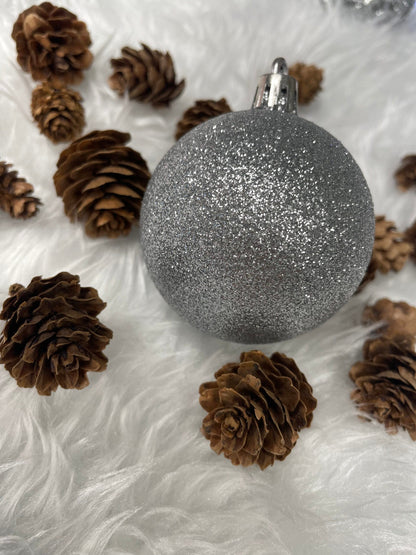 Set globuri si decoratiuni de Craciun, 102 piese, diverse dimensiuni, argintiu