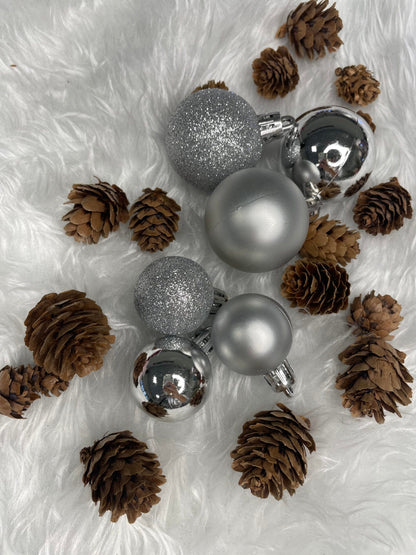 Set globuri si decoratiuni de Craciun, 102 piese, diverse dimensiuni, argintiu
