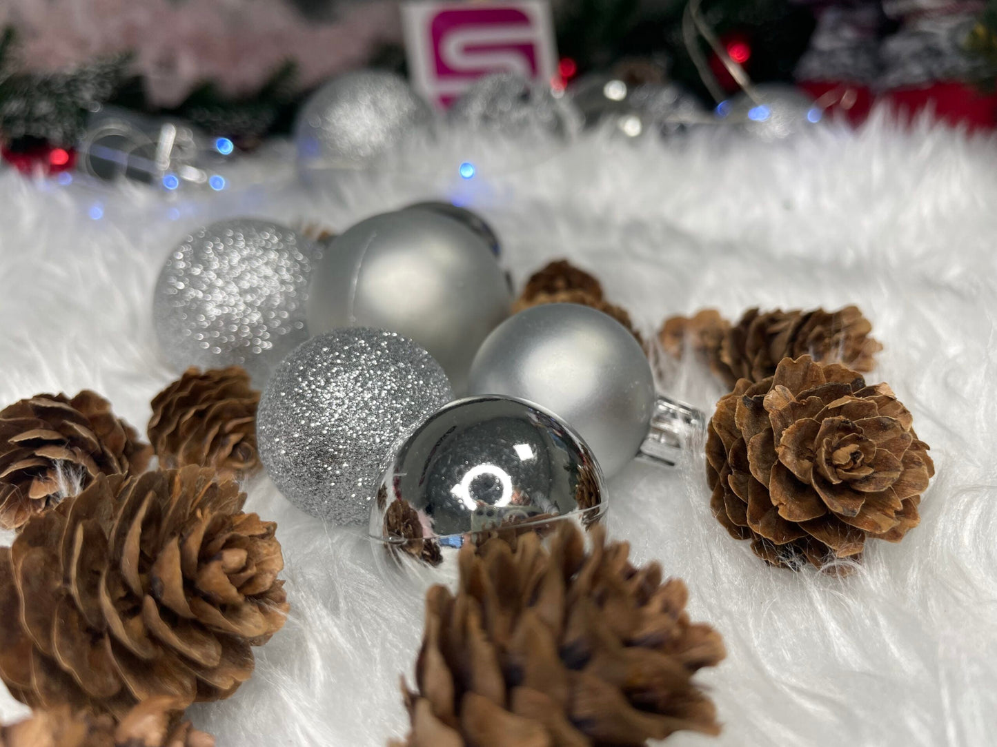 Set globuri si decoratiuni de Craciun, 102 piese, diverse dimensiuni, argintiu