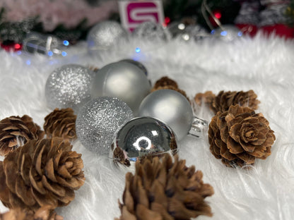 Set globuri si decoratiuni de Craciun, 102 piese, diverse dimensiuni, argintiu