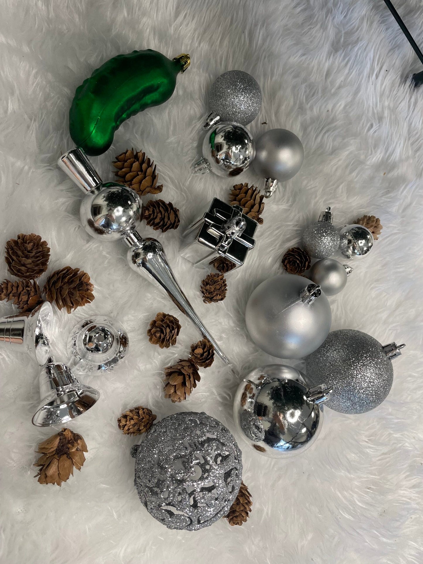 Set globuri si decoratiuni de Craciun, 102 piese, diverse dimensiuni, argintiu