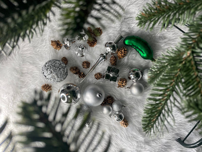 Set globuri si decoratiuni de Craciun, 102 piese, diverse dimensiuni, argintiu