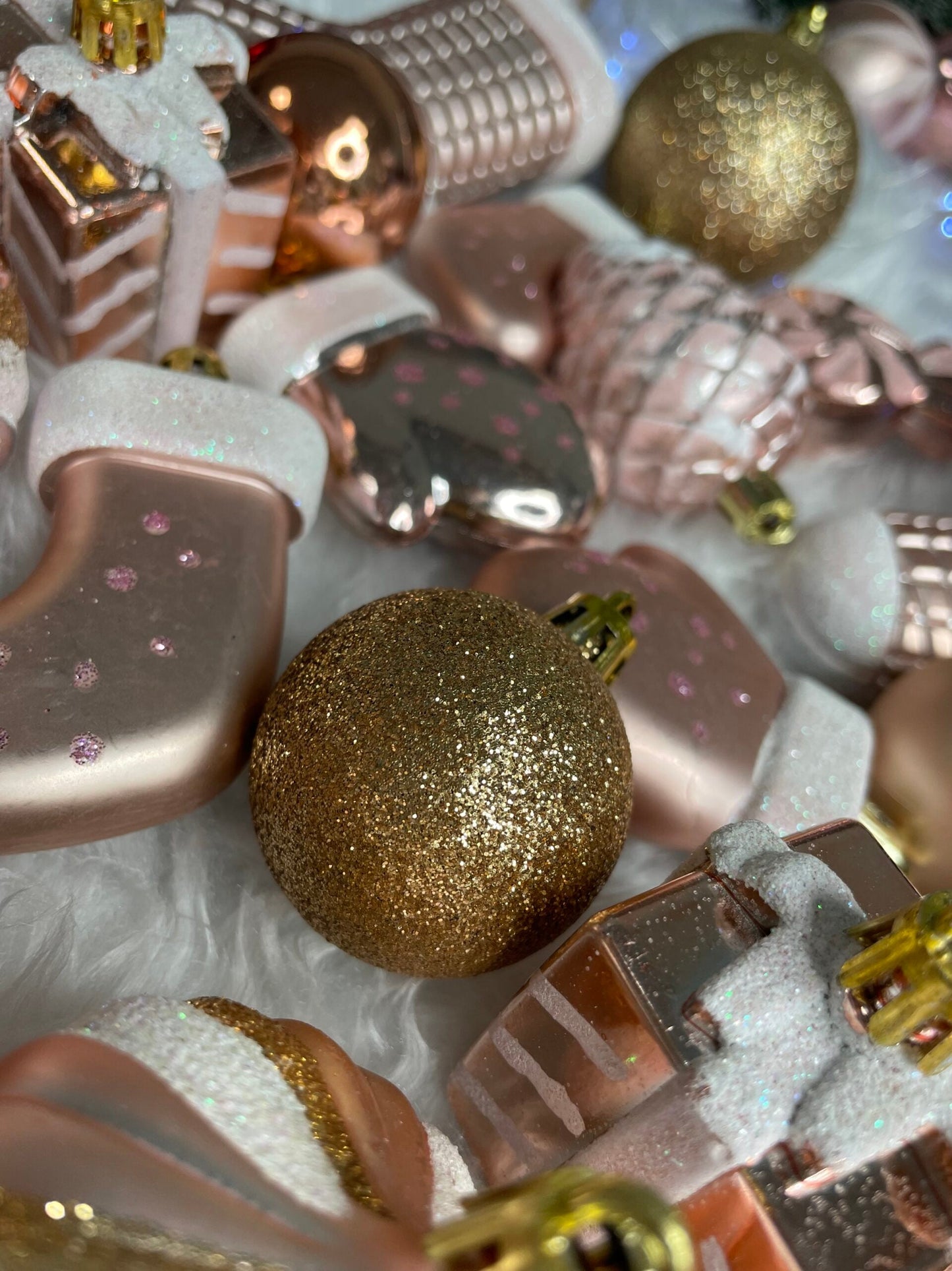 Set globuri si decoratiuni de Craciun, 77 piese, diverse dimensiuni, roz auriu