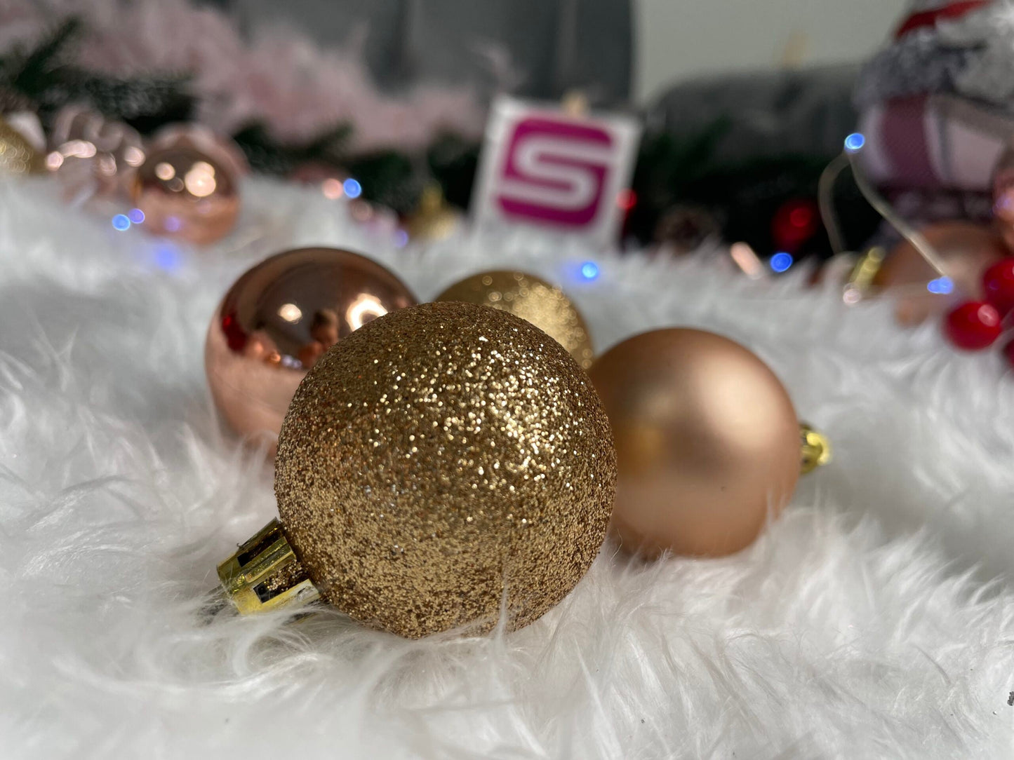 Set globuri si decoratiuni de Craciun, 77 piese, diverse dimensiuni, roz auriu