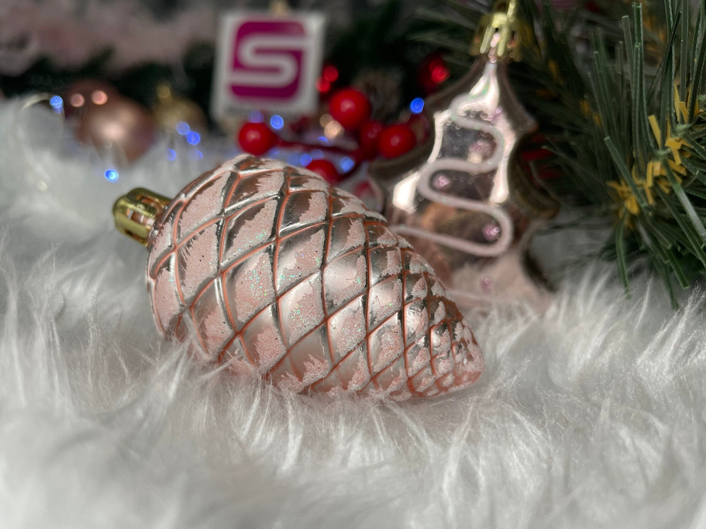 Set globuri si decoratiuni de Craciun, 77 piese, diverse dimensiuni, roz auriu