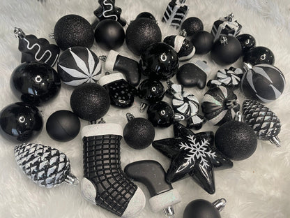 Set globuri si decoratiuni de Craciun, 77 piese, diverse dimensiuni, negru