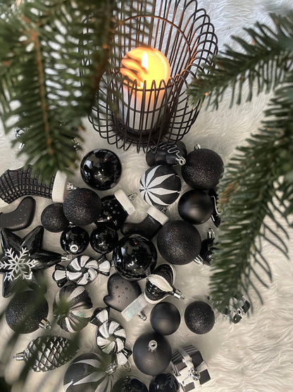 Set globuri si decoratiuni de Craciun, 77 piese, diverse dimensiuni, negru