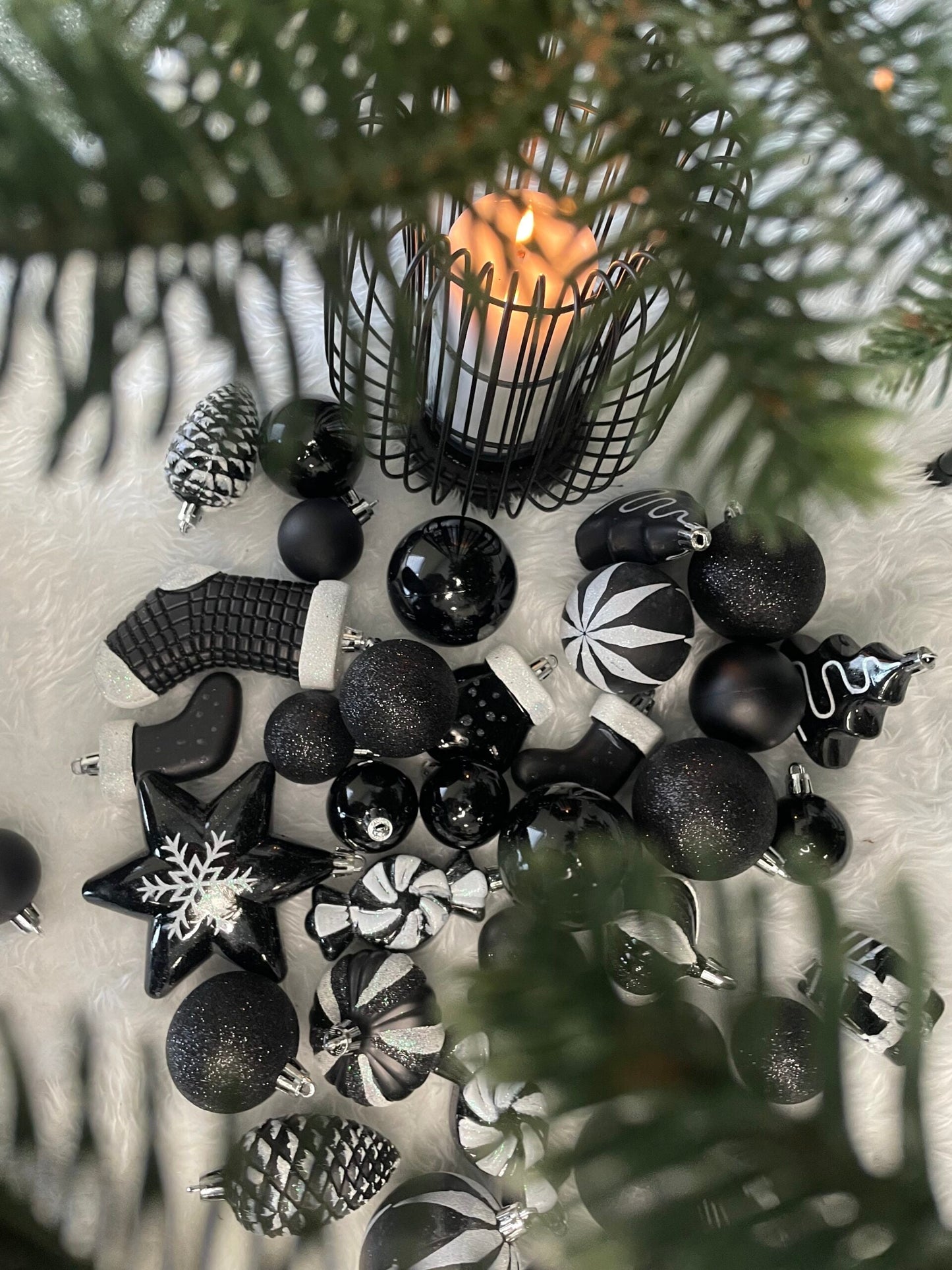 Set globuri si decoratiuni de Craciun, 77 piese, diverse dimensiuni, negru