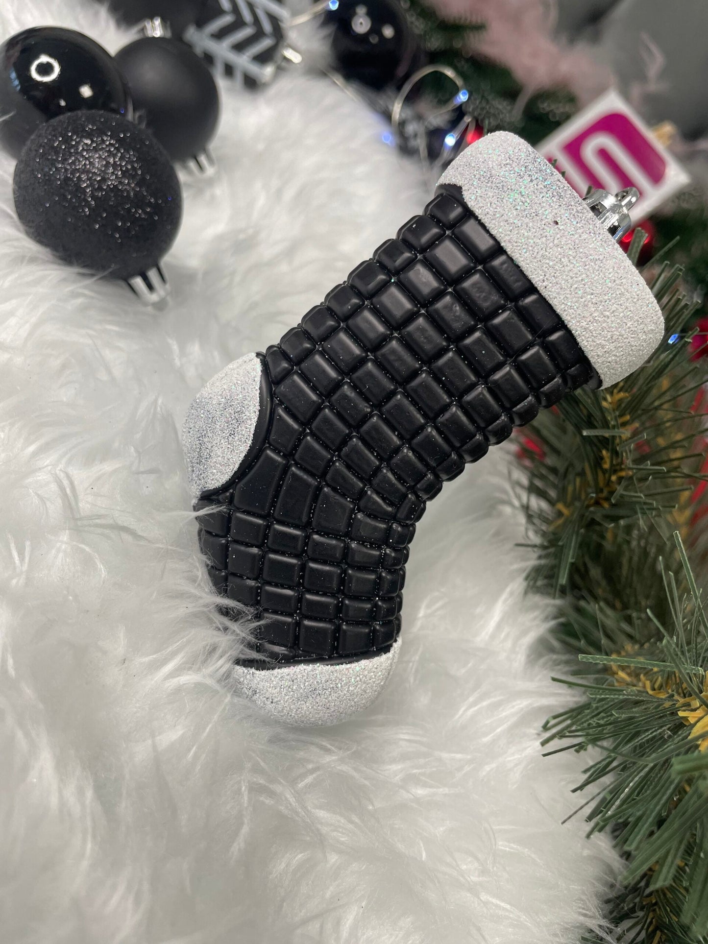 Set globuri si decoratiuni de Craciun, 77 piese, diverse dimensiuni, negru