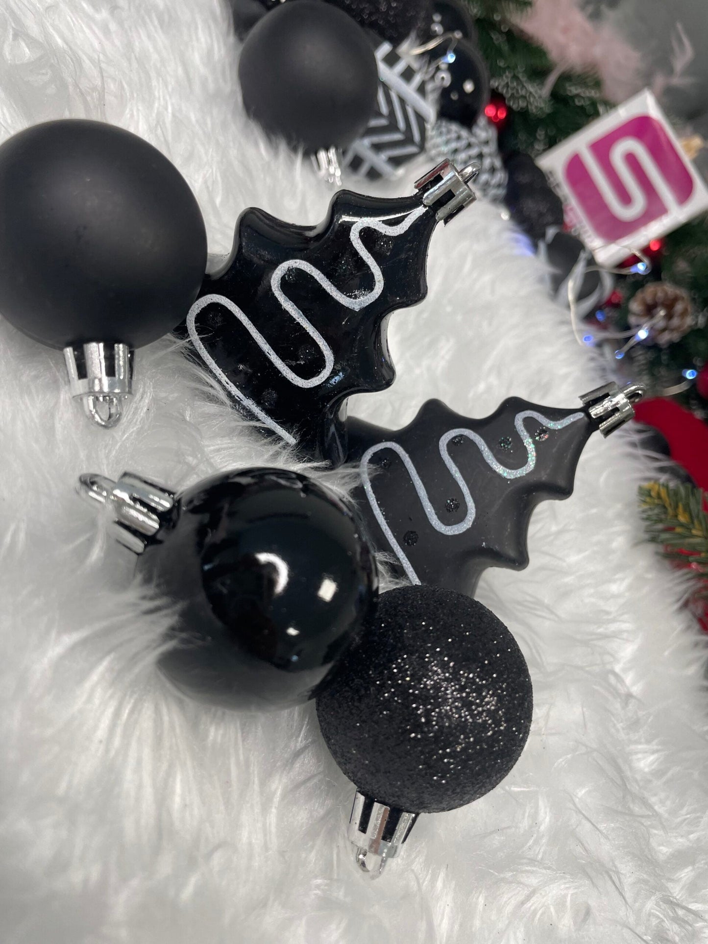 Set globuri si decoratiuni de Craciun, 77 piese, diverse dimensiuni, negru