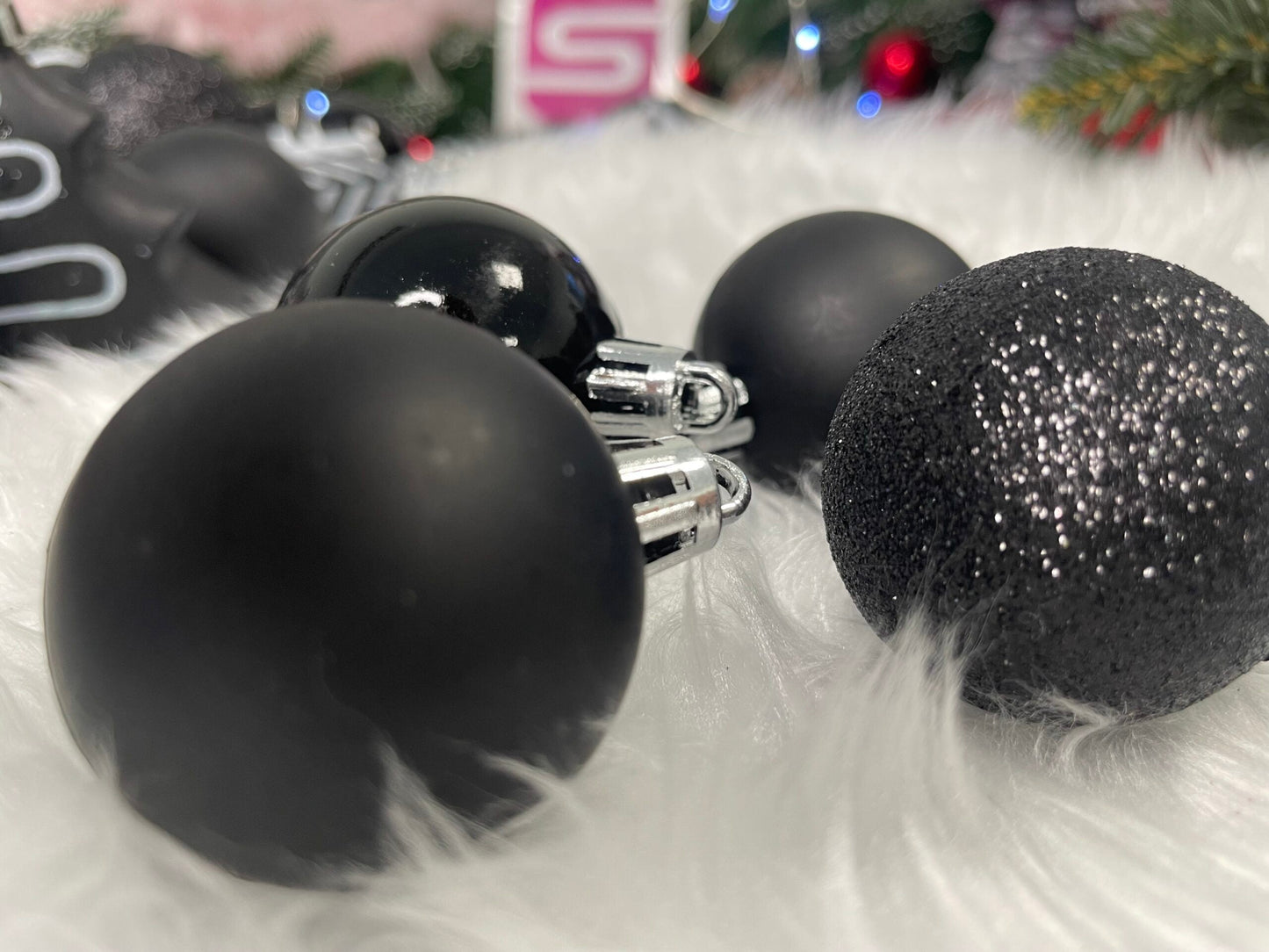 Set globuri si decoratiuni de Craciun, 77 piese, diverse dimensiuni, negru