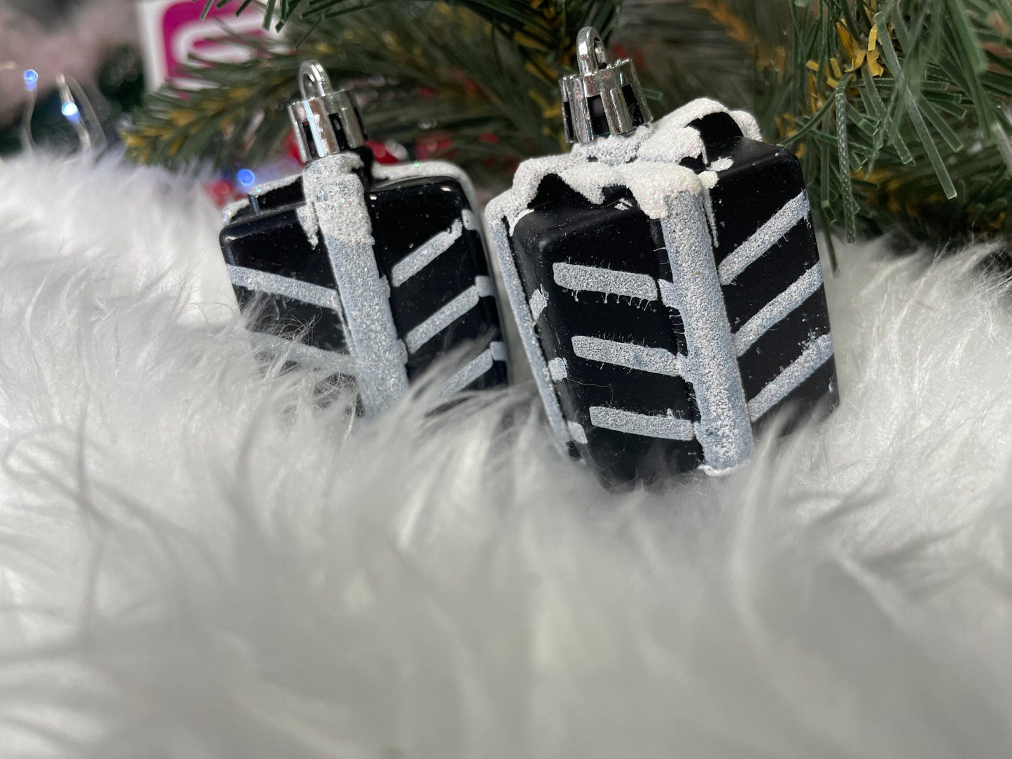 Set globuri si decoratiuni de Craciun, 77 piese, diverse dimensiuni, negru