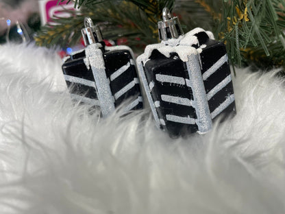 Set globuri si decoratiuni de Craciun, 77 piese, diverse dimensiuni, negru