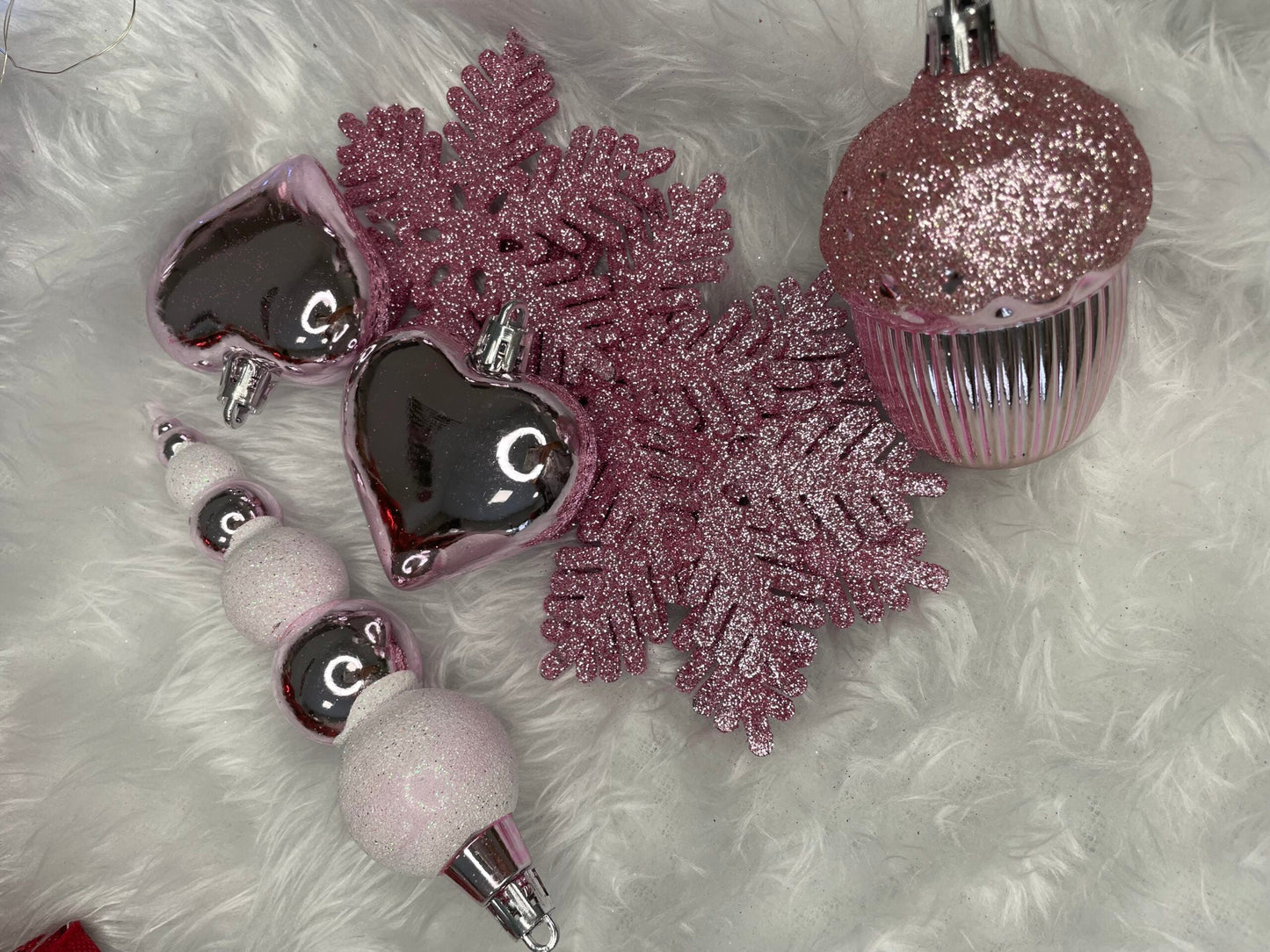 Set globuri si decoratiuni de Craciun, 155 piese, diverse dimensiuni, roz