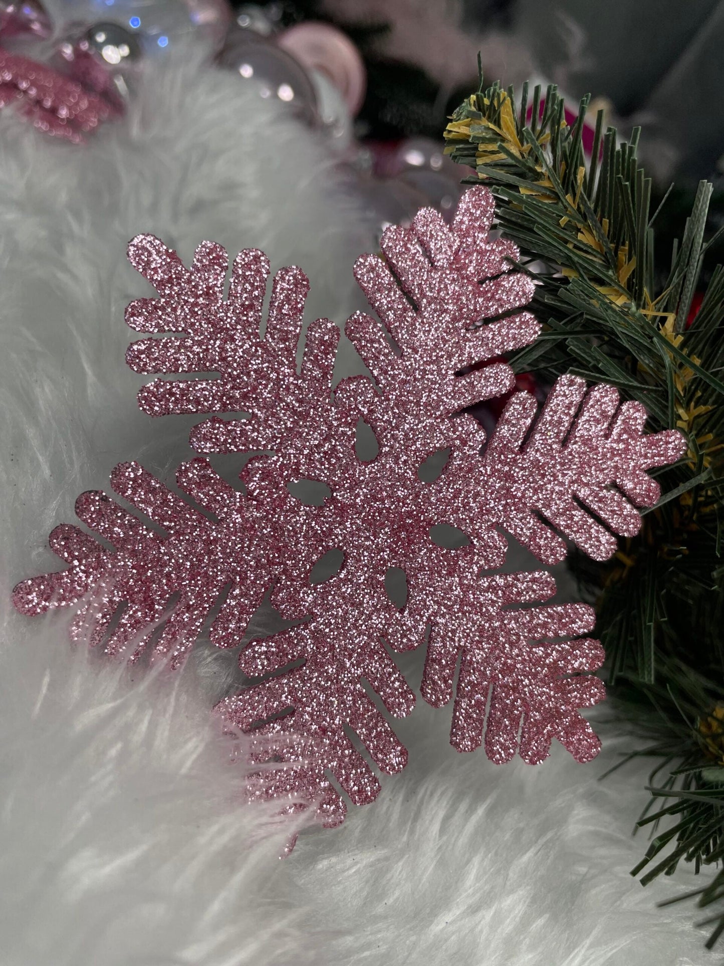 Set globuri si decoratiuni de Craciun, 155 piese, diverse dimensiuni, roz