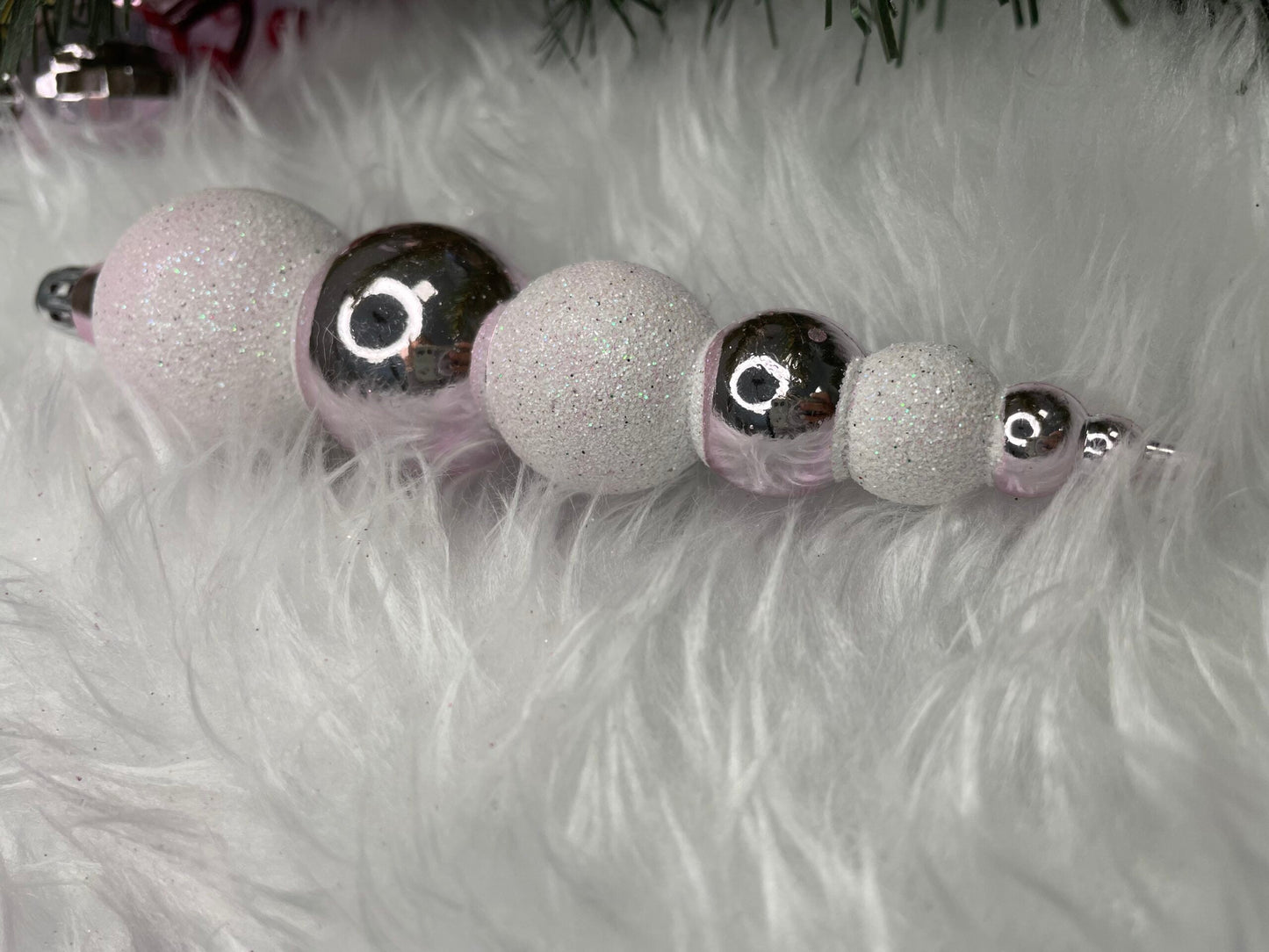 Set globuri si decoratiuni de Craciun, 155 piese, diverse dimensiuni, roz