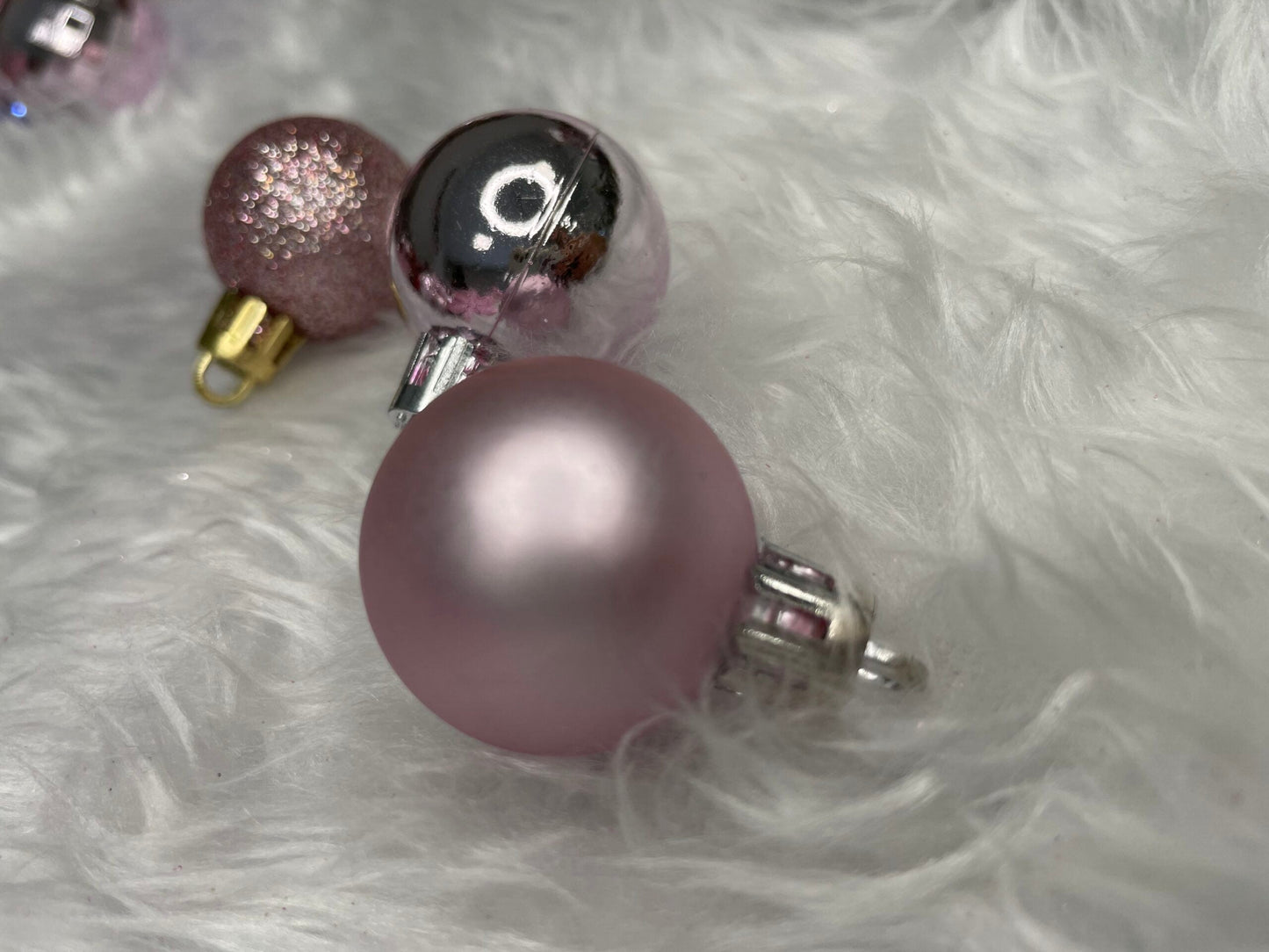 Set globuri si decoratiuni de Craciun, 155 piese, diverse dimensiuni, roz