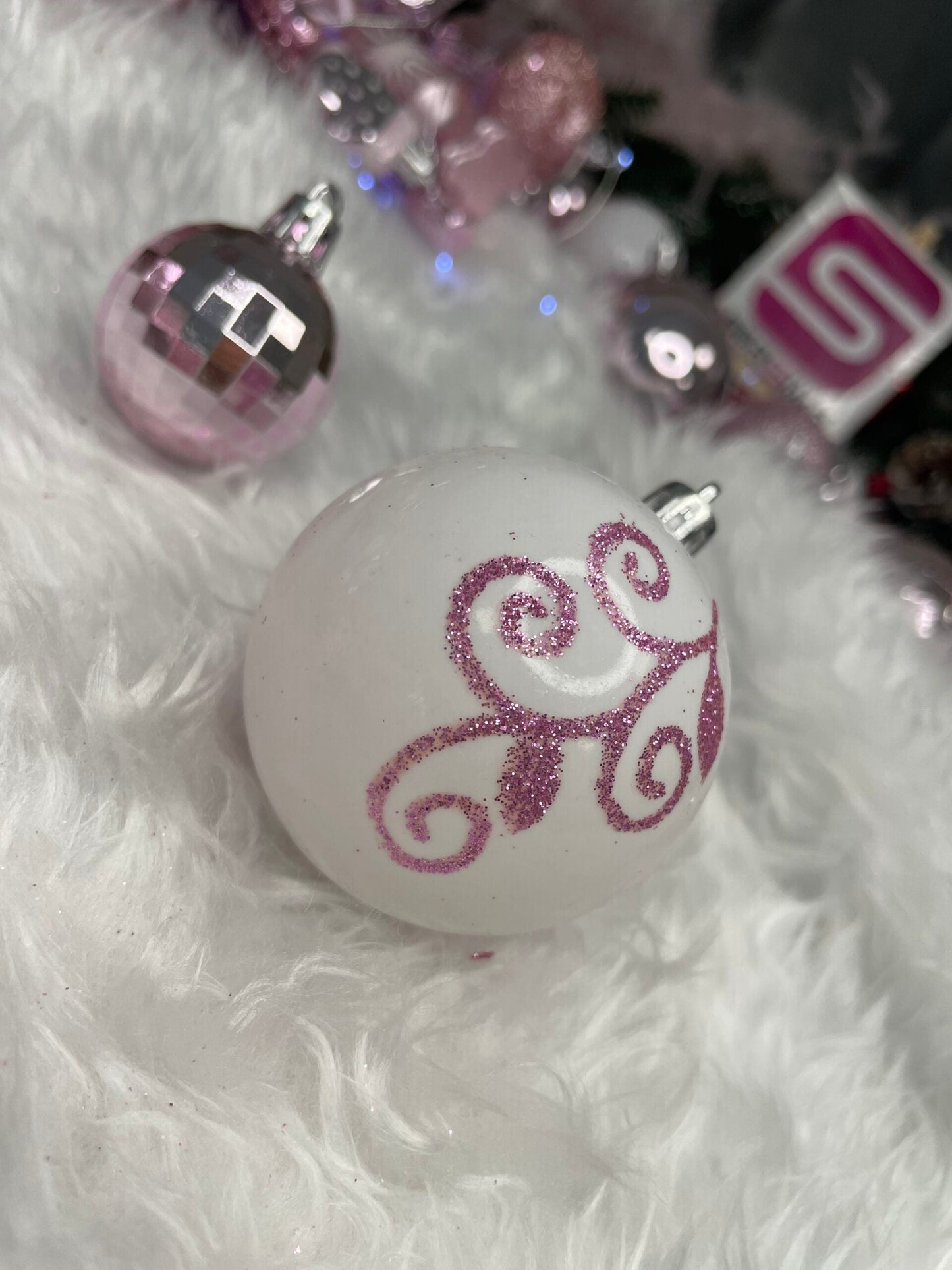 Set globuri si decoratiuni de Craciun, 155 piese, diverse dimensiuni, roz