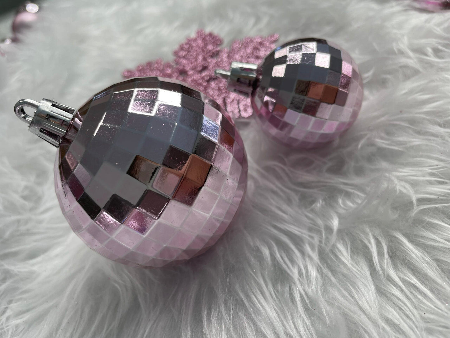 Set globuri si decoratiuni de Craciun, 155 piese, diverse dimensiuni, roz