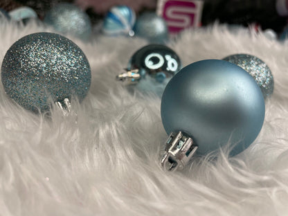 Set globuri si decoratiuni de Craciun, 77 piese, diverse dimensiuni, albastru