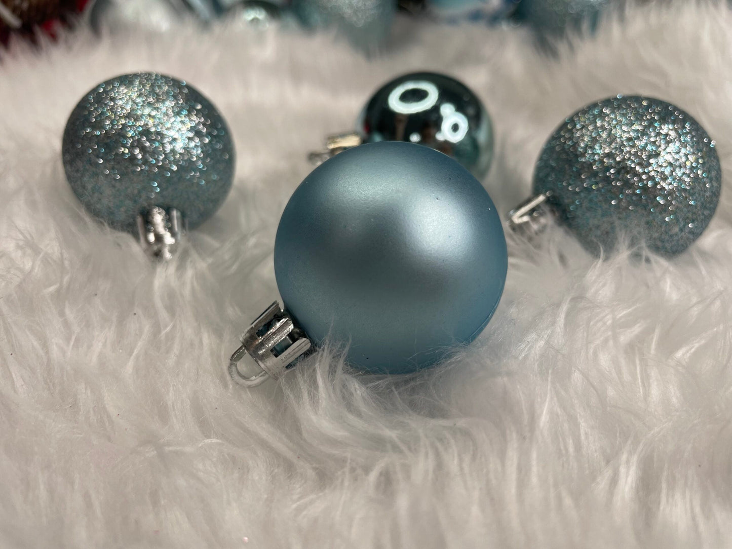 Set globuri si decoratiuni de Craciun, 77 piese, diverse dimensiuni, albastru