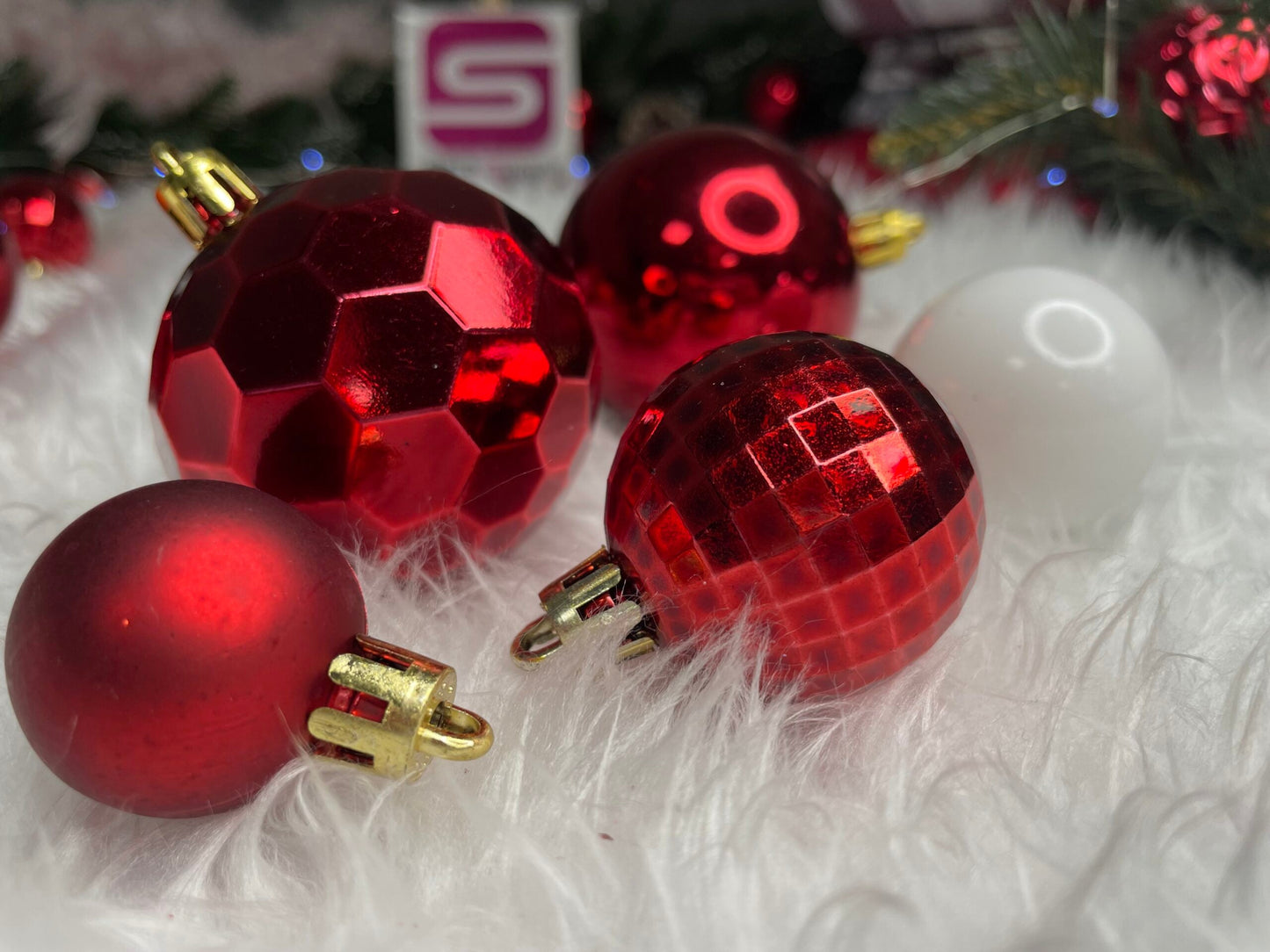 Set globuri si decoratiuni de Craciun, 105 piese, diverse dimensiuni, alb rosu