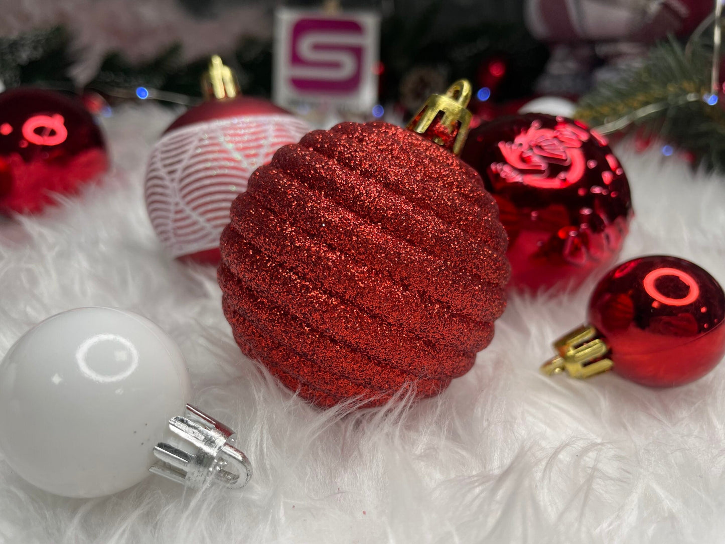 Set globuri si decoratiuni de Craciun, 105 piese, diverse dimensiuni, alb rosu