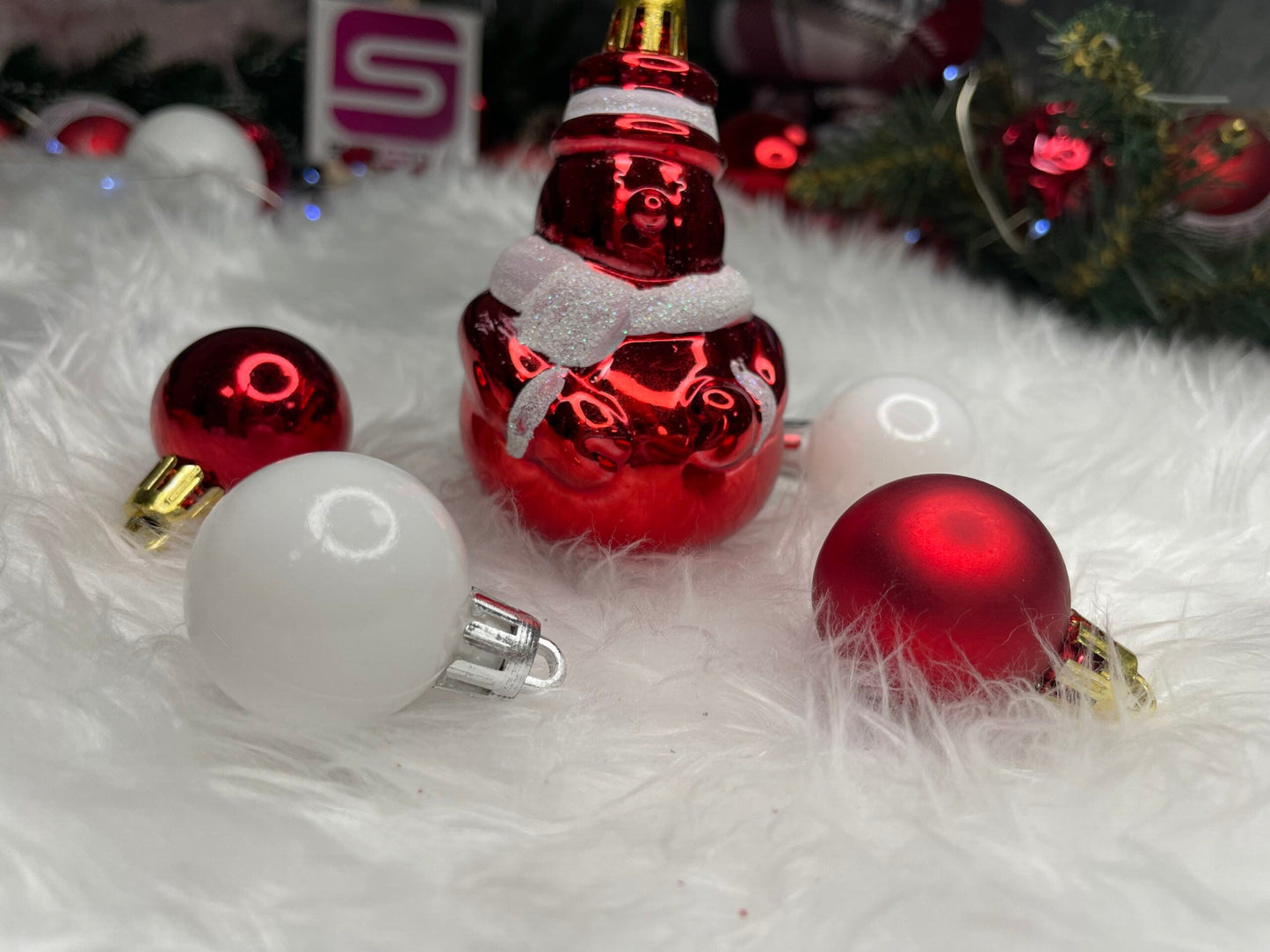 Set globuri si decoratiuni de Craciun, 105 piese, diverse dimensiuni, alb rosu