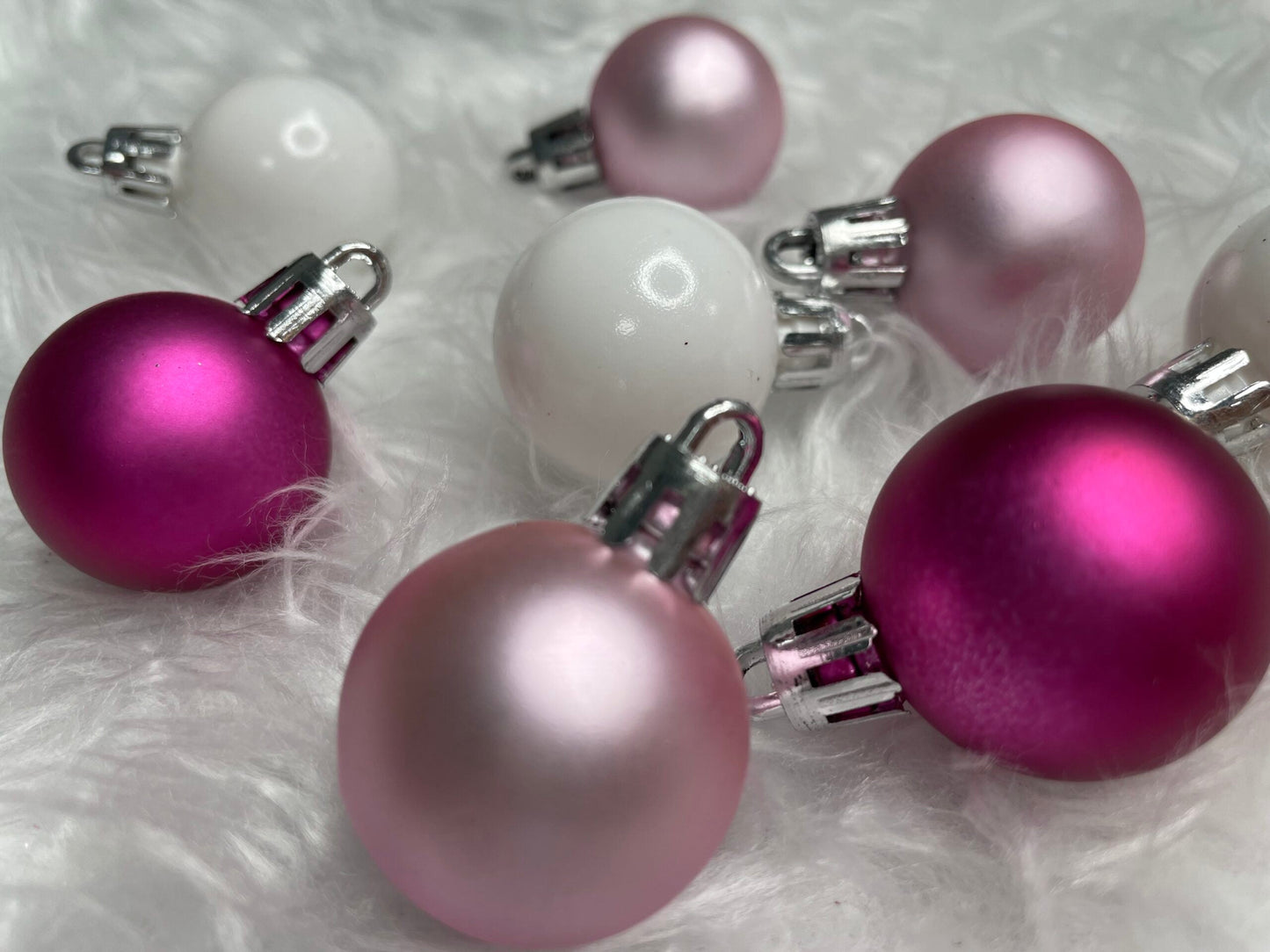 Set globuri si decoratiuni de Craciun, 101 piese, diverse dimensiuni, alb roz