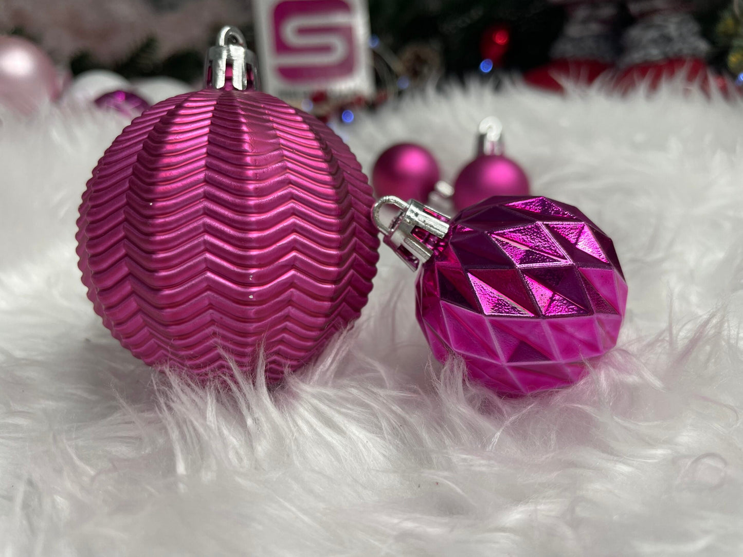 Set globuri si decoratiuni de Craciun, 101 piese, diverse dimensiuni, alb roz