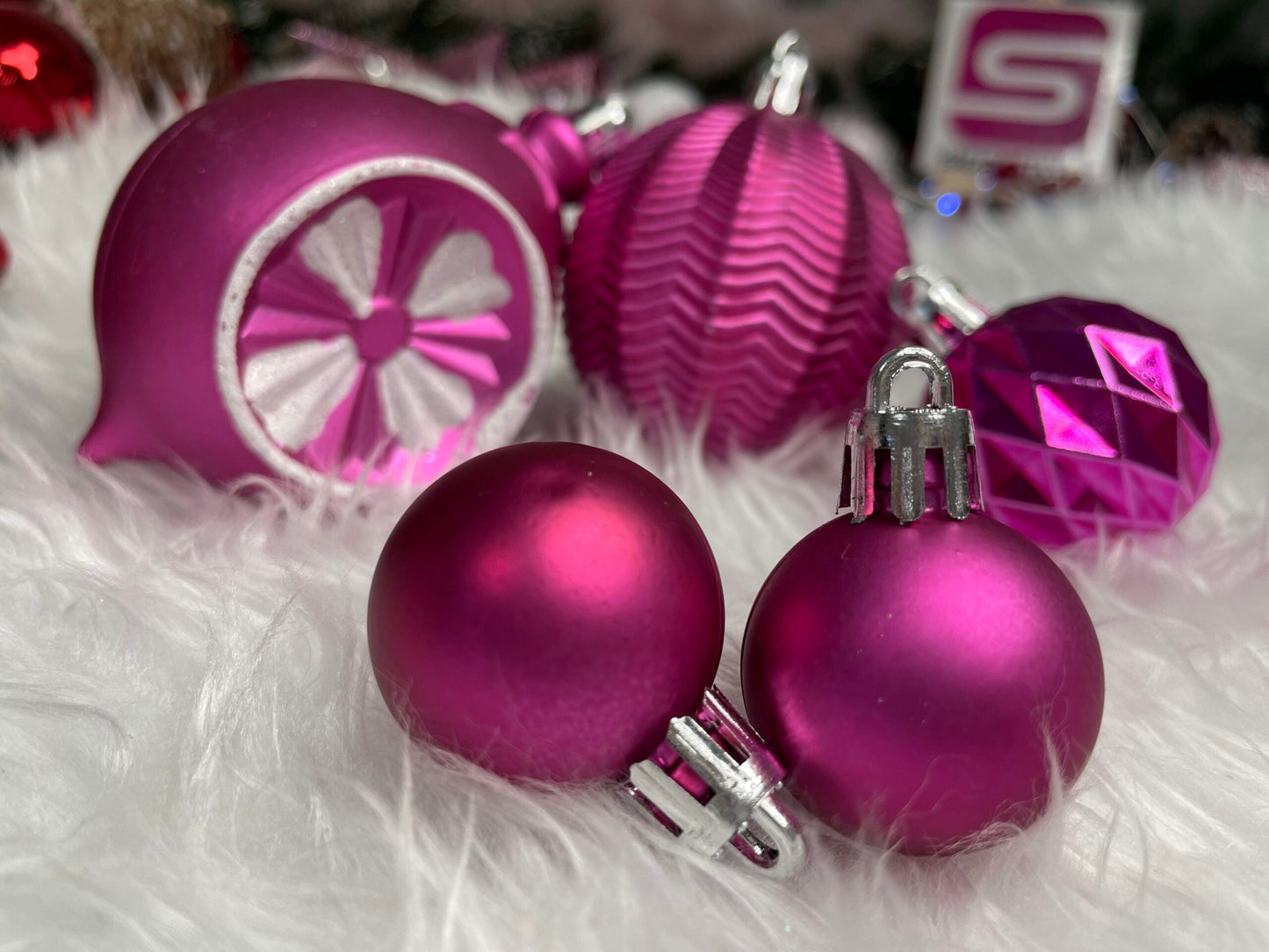 Set globuri si decoratiuni de Craciun, 101 piese, diverse dimensiuni, alb roz