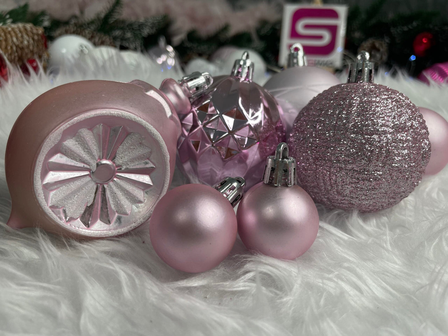 Set globuri si decoratiuni de Craciun, 101 piese, diverse dimensiuni, alb roz