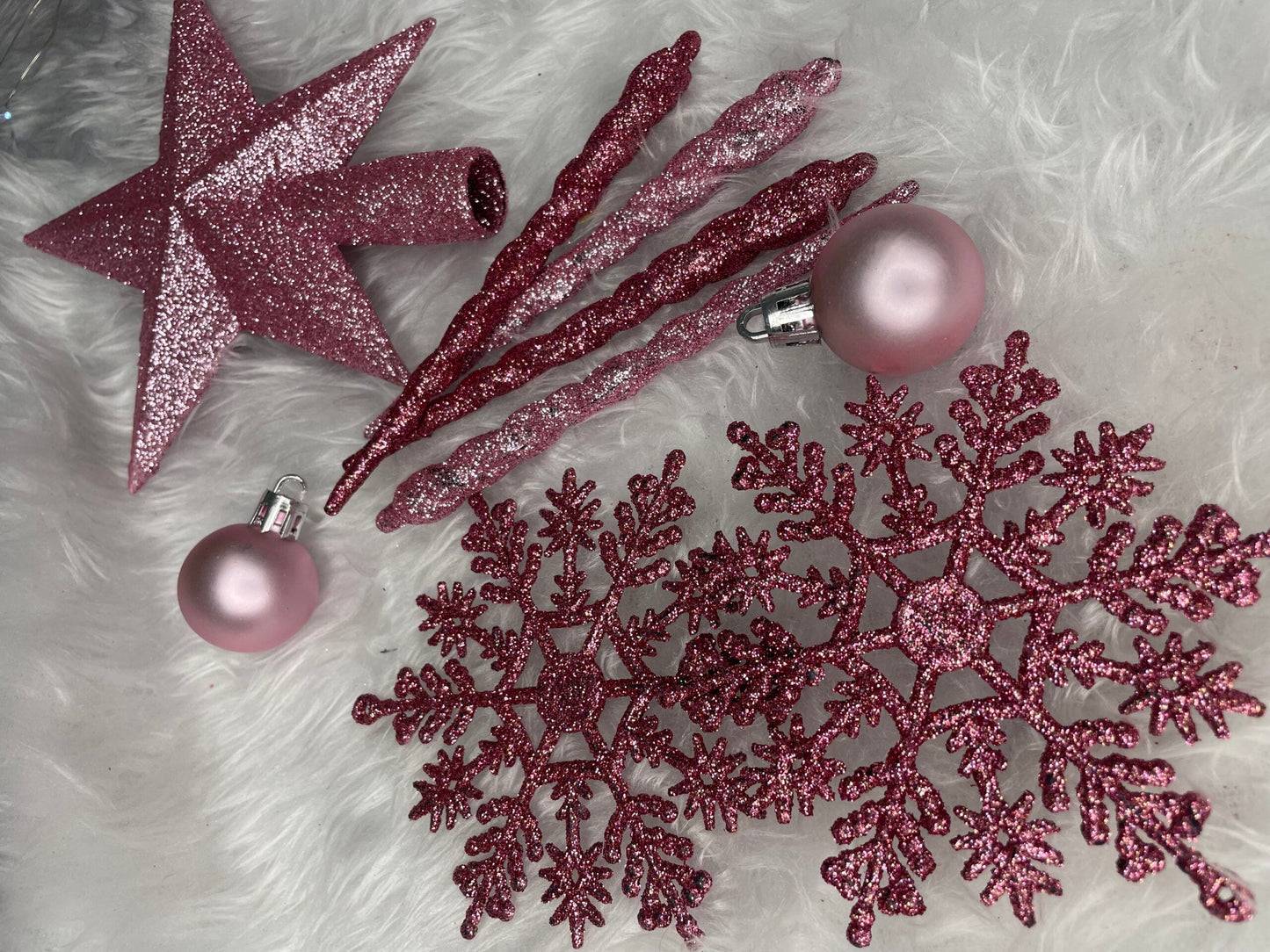 Set globuri si decoratiuni de Craciun, 101 piese, diverse dimensiuni, alb roz