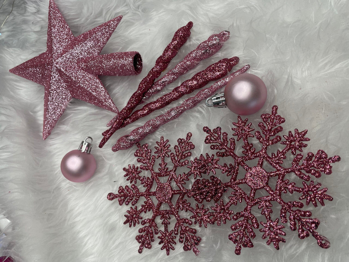 Set globuri si decoratiuni de Craciun, 101 piese, diverse dimensiuni, alb roz