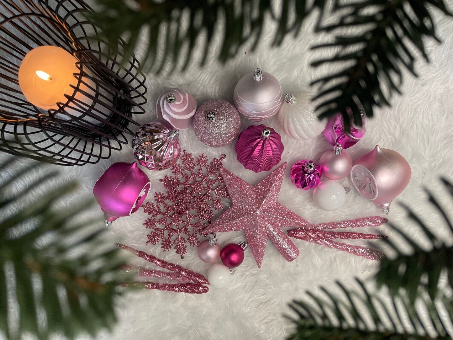 Set globuri si decoratiuni de Craciun, 101 piese, diverse dimensiuni, alb roz