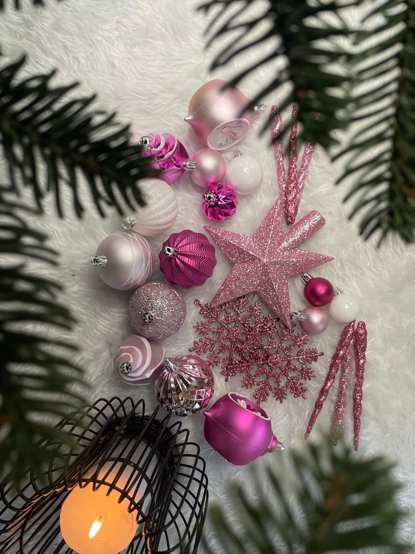 Set globuri si decoratiuni de Craciun, 101 piese, diverse dimensiuni, alb roz