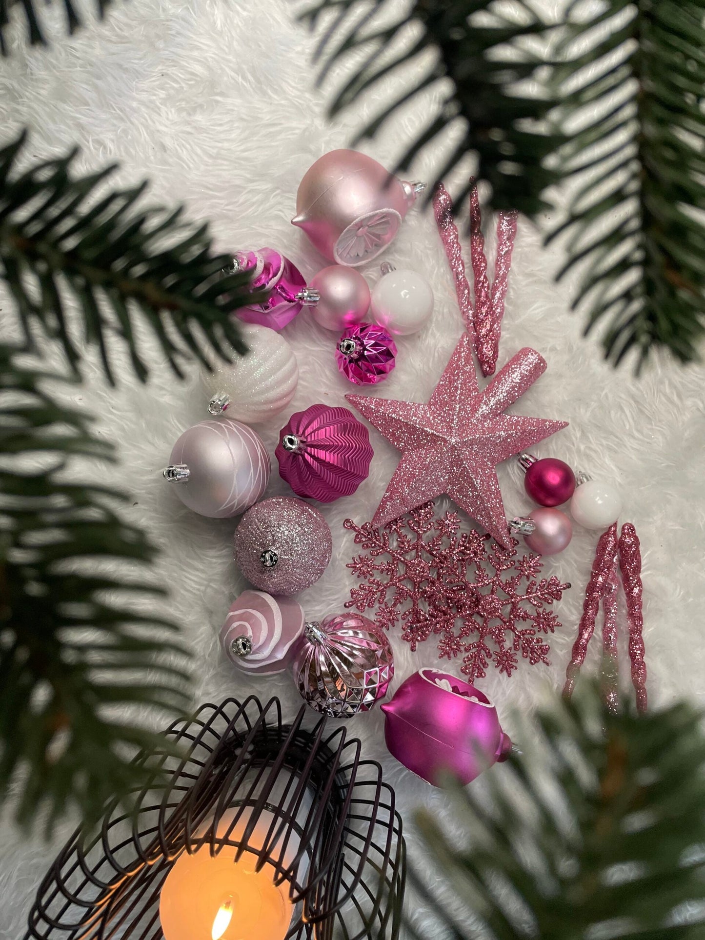 Set globuri si decoratiuni de Craciun, 101 piese, diverse dimensiuni, alb roz