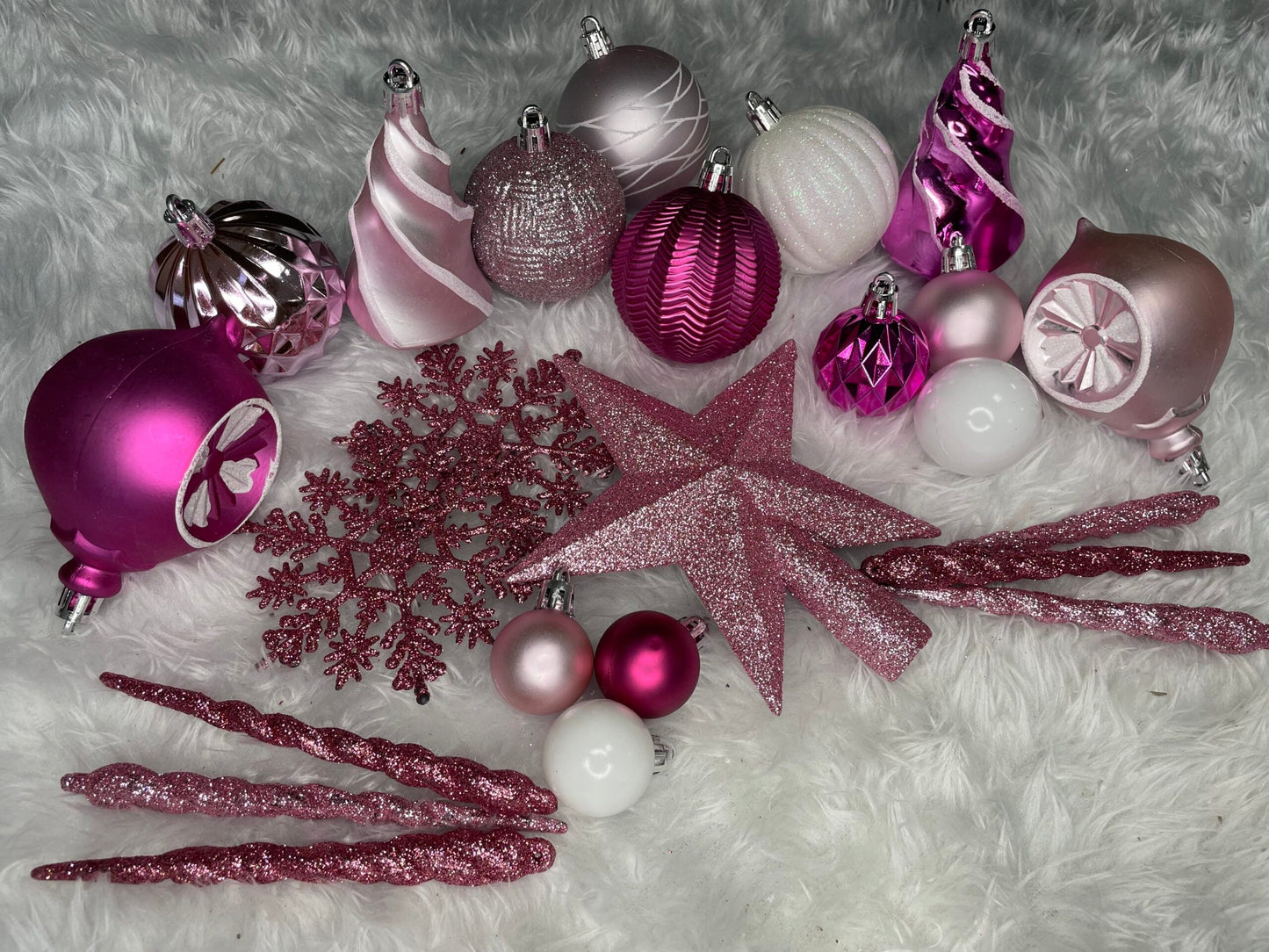 Set globuri si decoratiuni de Craciun, 101 piese, diverse dimensiuni, alb roz