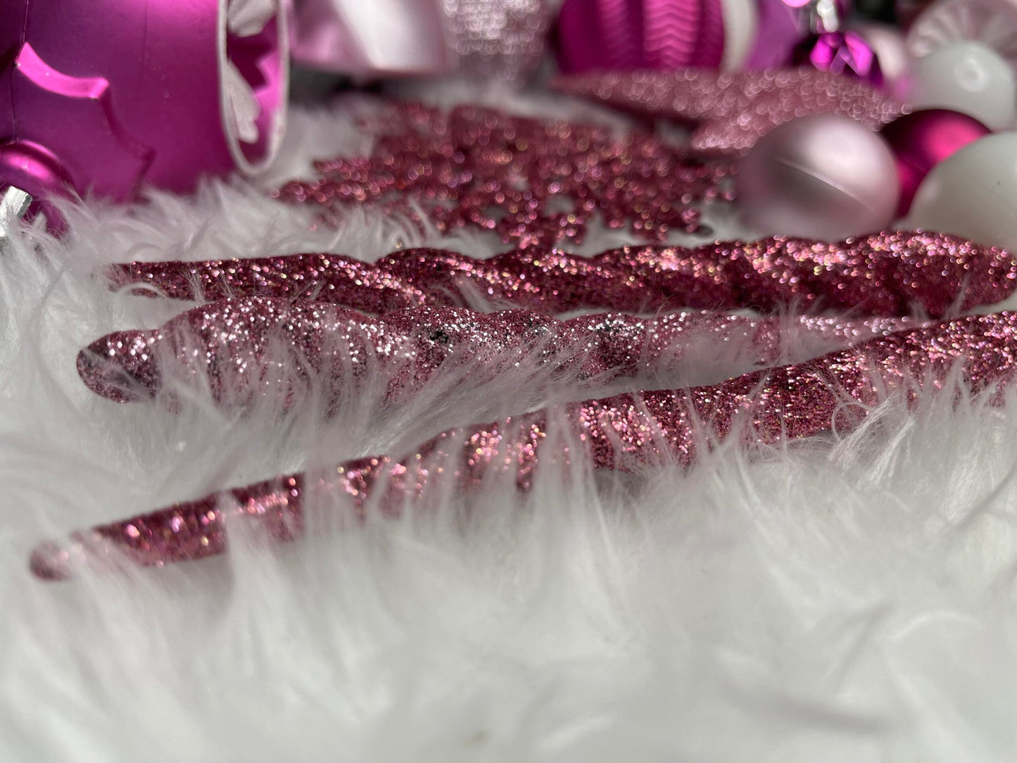 Set globuri si decoratiuni de Craciun, 101 piese, diverse dimensiuni, alb roz