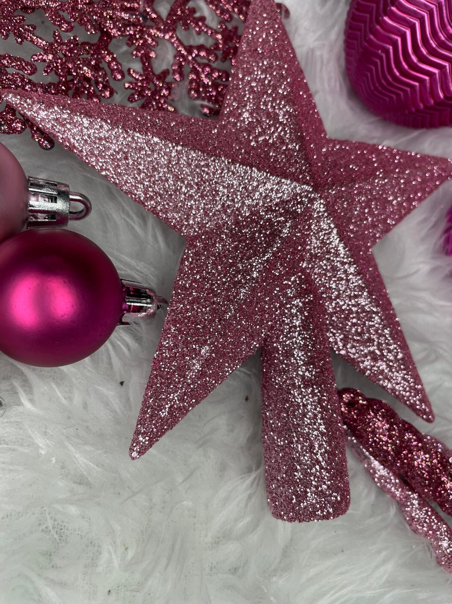 Set globuri si decoratiuni de Craciun, 101 piese, diverse dimensiuni, alb roz