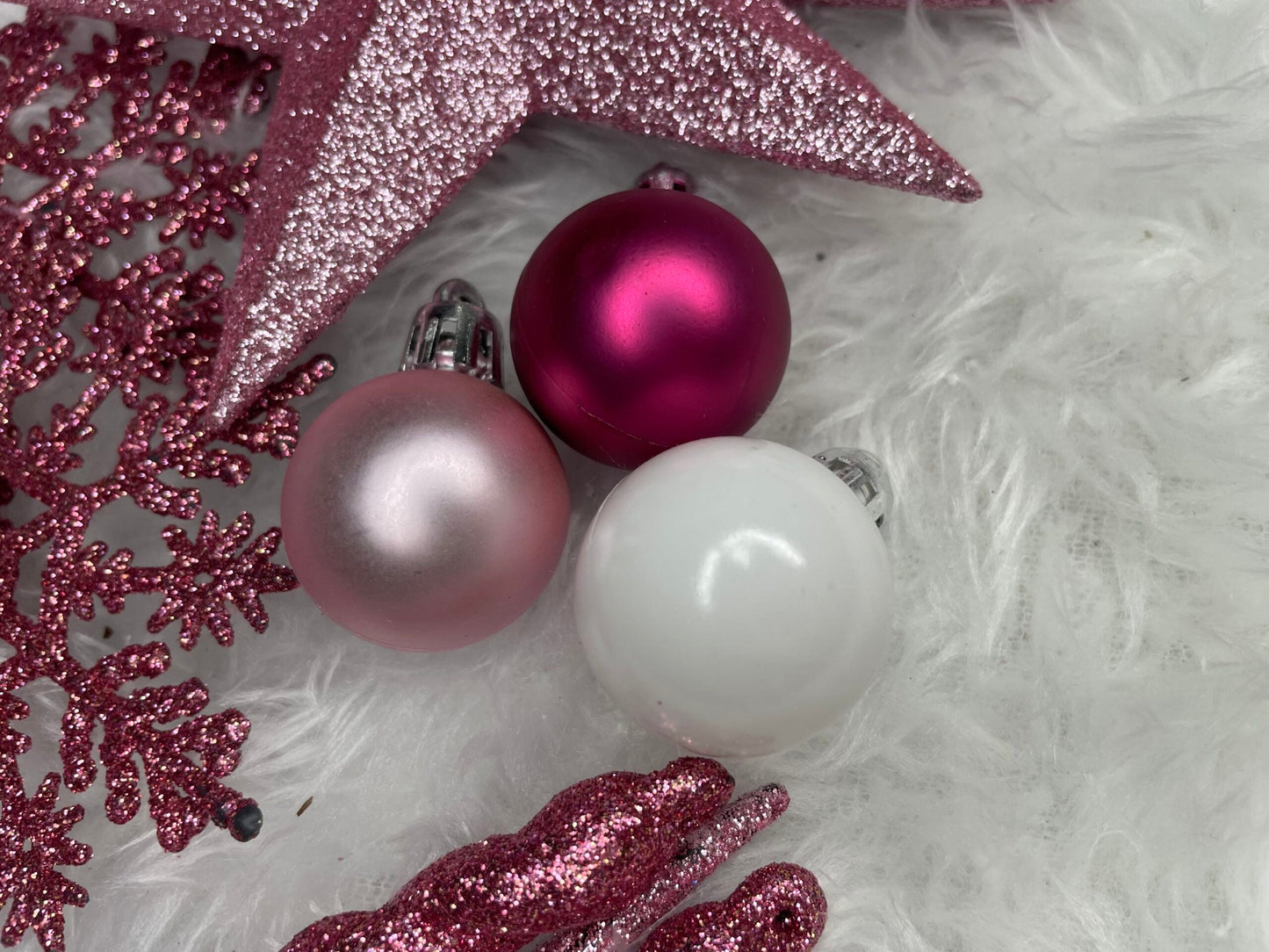 Set globuri si decoratiuni de Craciun, 101 piese, diverse dimensiuni, alb roz