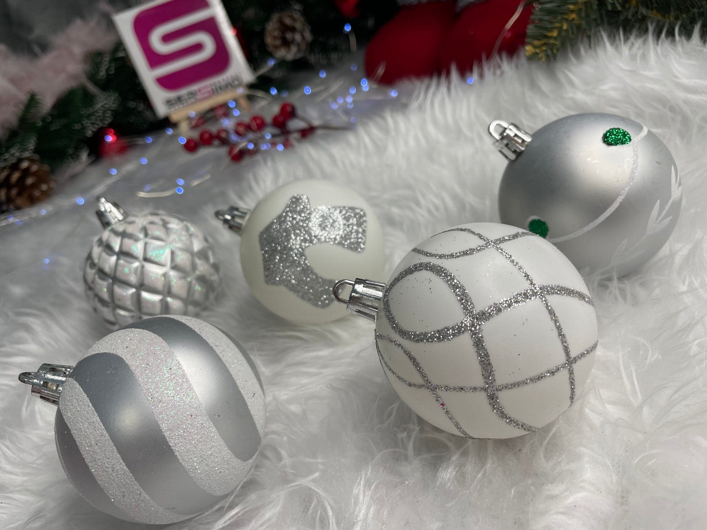 Set globuri de Craciun cu modele de sarbatori, 30 bucati, 6cm, argintiu