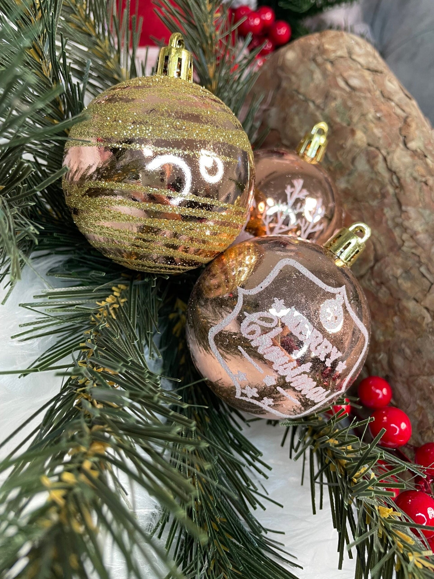 Set globuri de Craciun cu modele de sarbatori, 24 bucati, 6cm, rose