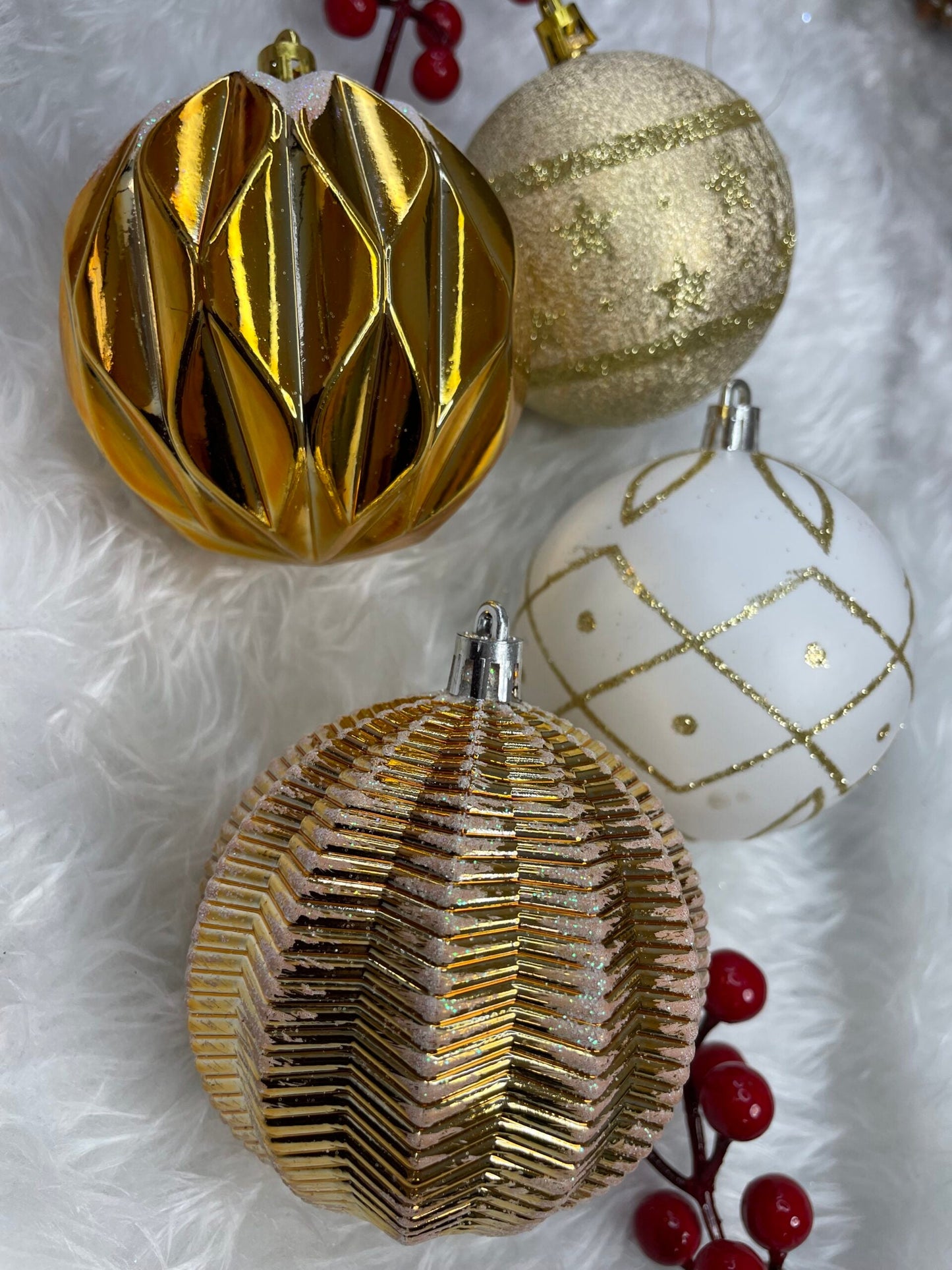 Set globuri de Craciun, 16 bucati, 8cm, 6 modele, auriu