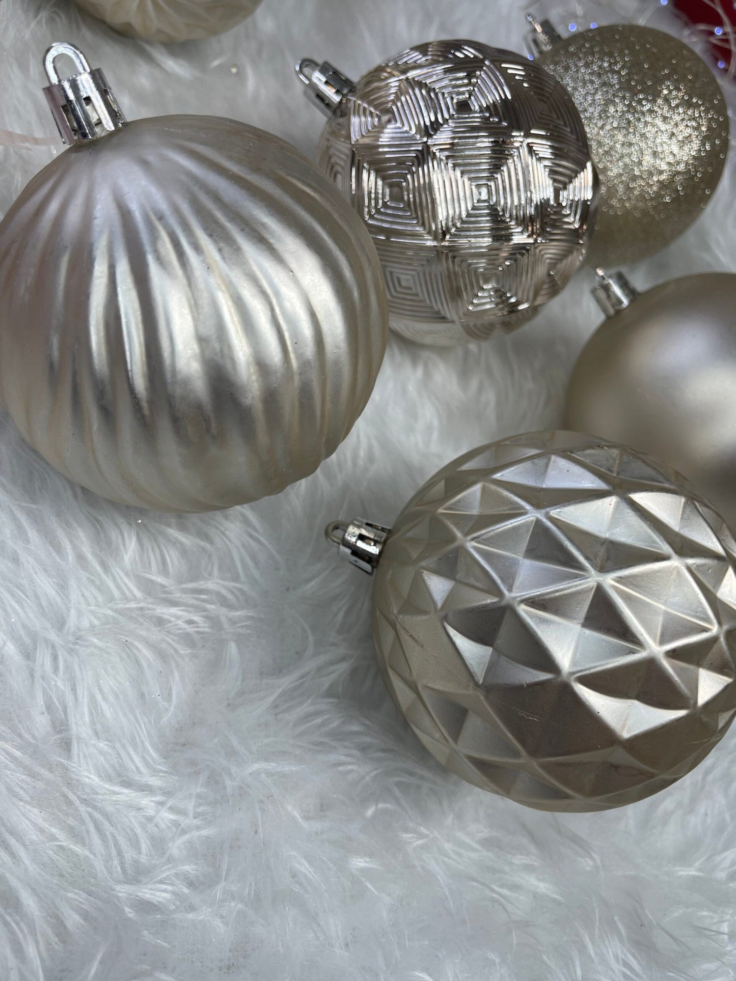 Set globuri de Craciun, 30 bucati, 6 modele, 8cm, auriu