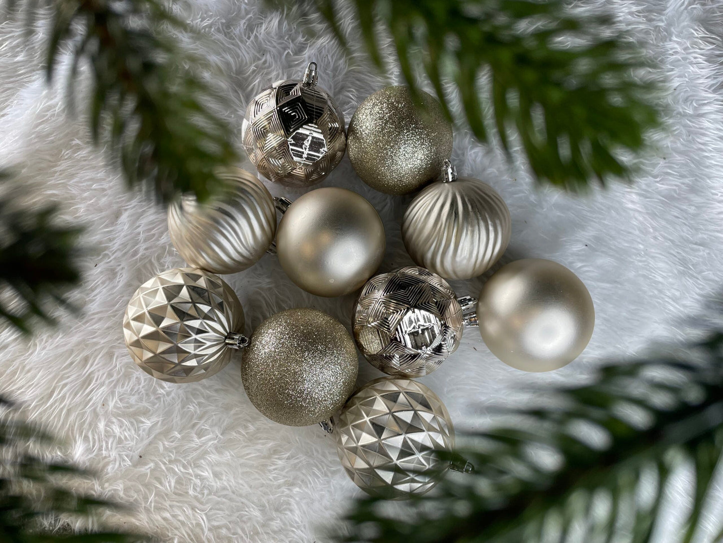 Set globuri de Craciun, 30 bucati, 6 modele, 8cm, auriu