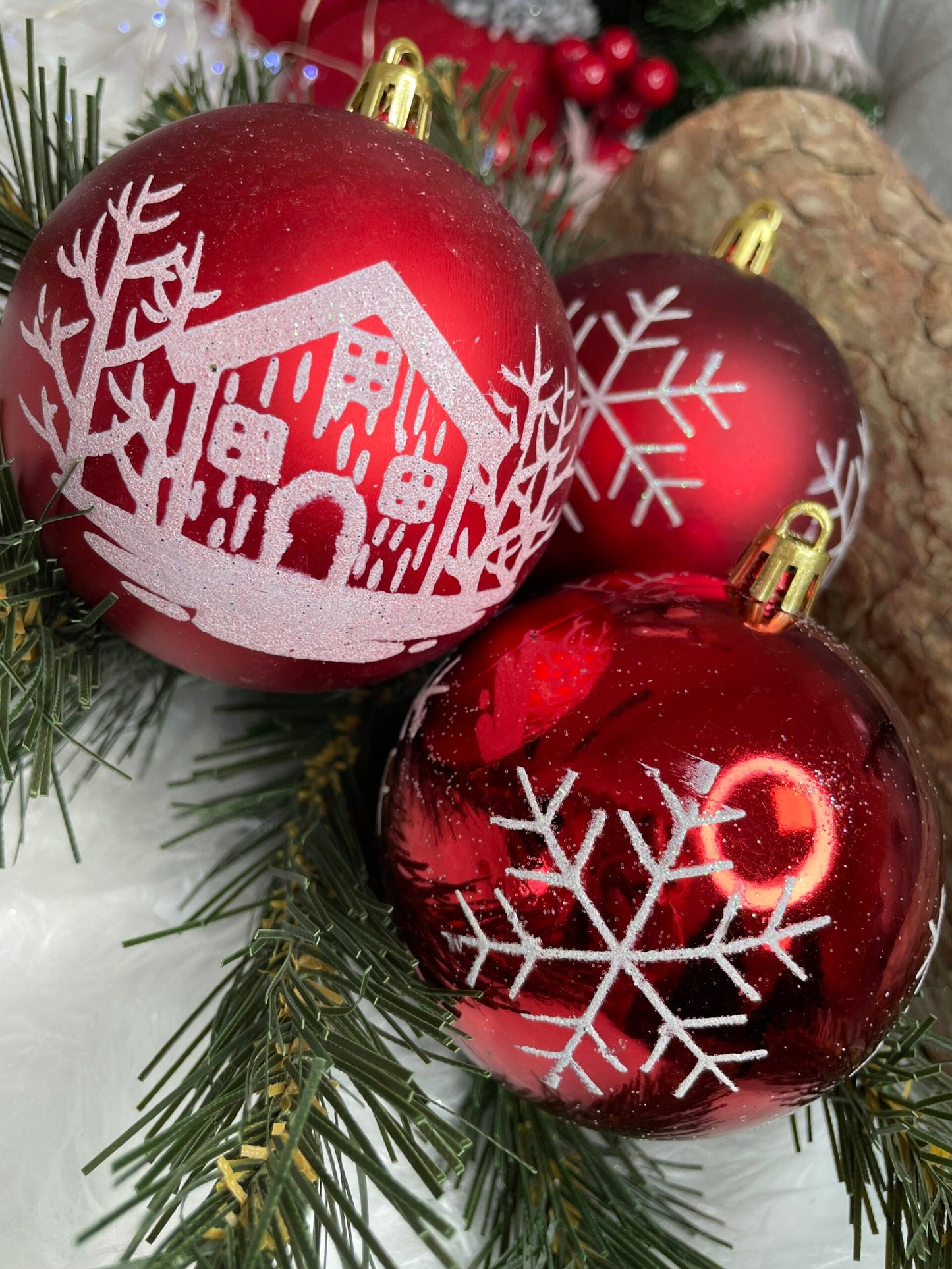 Set globuri de Craciun, 16 bucati, 8cm, 8 modele, rosu alb