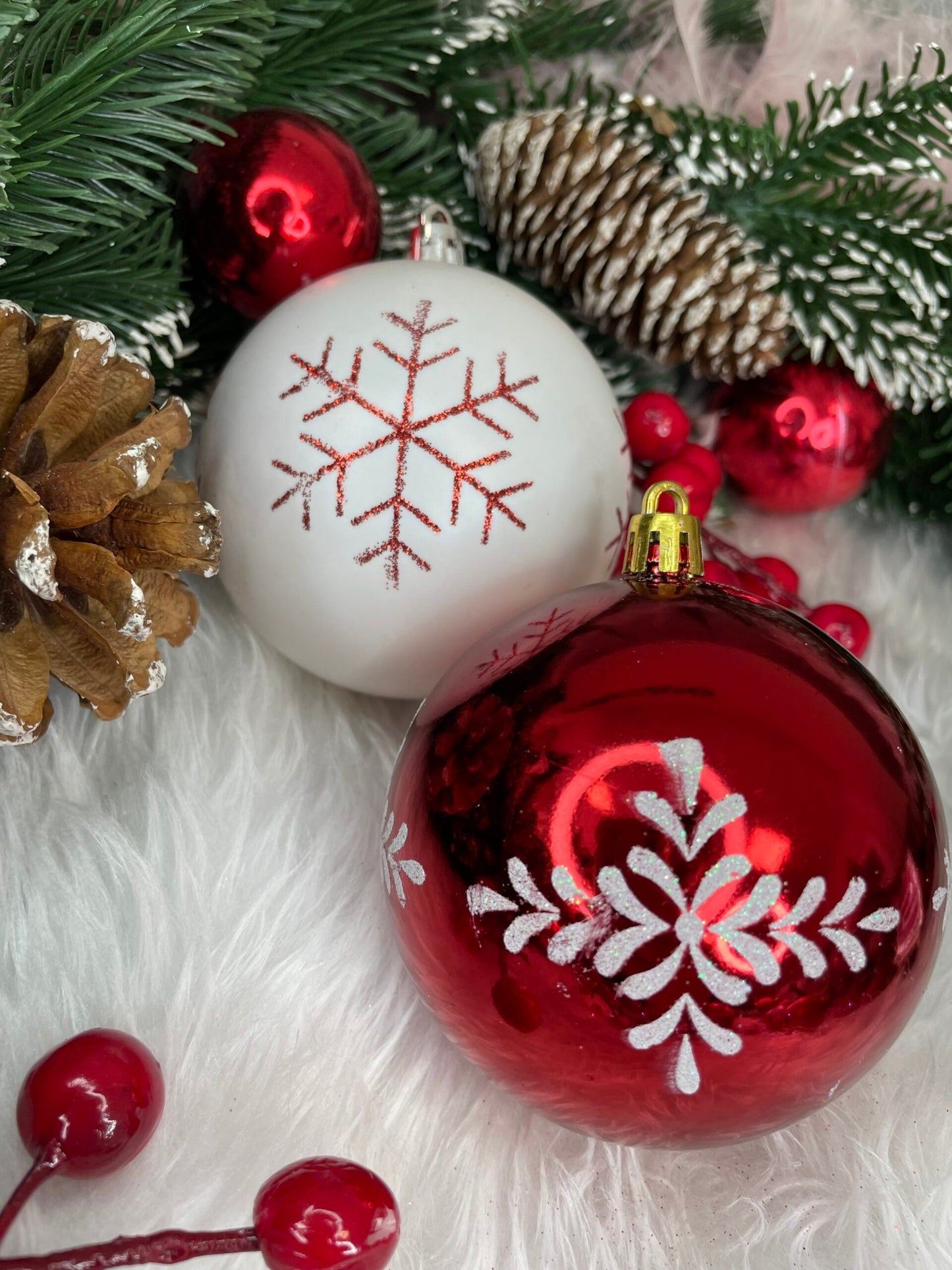 Set globuri de Craciun, 16 bucati, 8cm, 8 modele, rosu alb