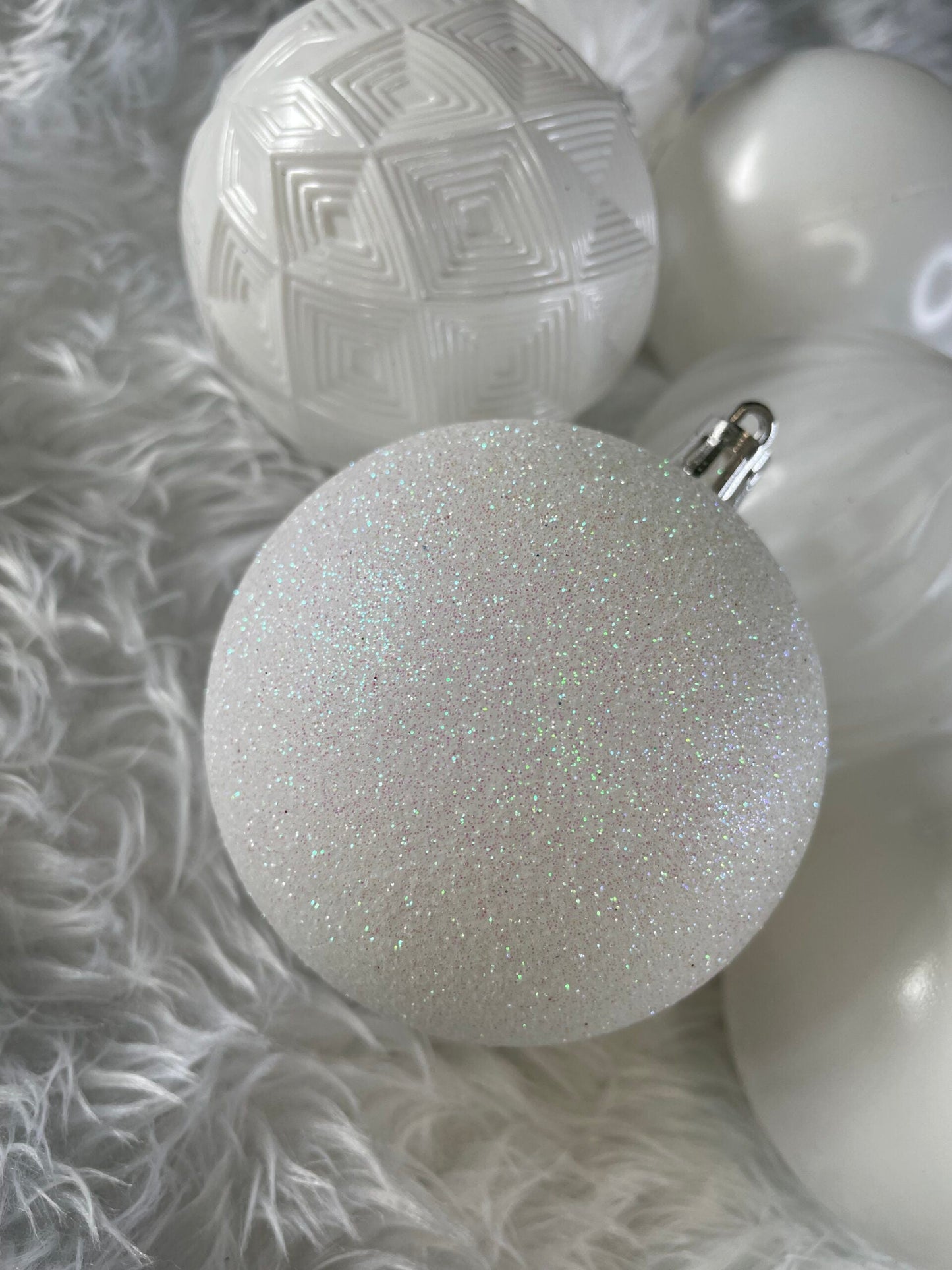 Set globuri de Craciun, 30 bucati, 8cm, 6 modele, alb