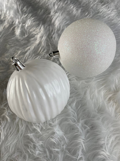 Set globuri de Craciun, 30 bucati, 8cm, 6 modele, alb